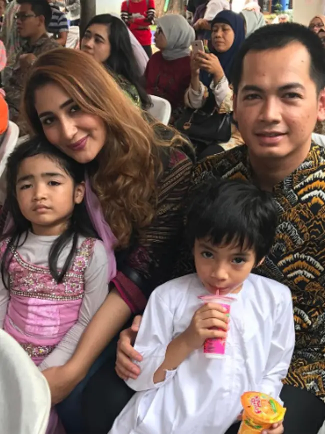 Tommy Kurniawan, Tania Nadira dan dua anaknya.(dok. Instagram)