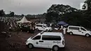 Mobil ambulans terus berdatangan hingga malam hari di TPU Pondok Ranggon, Jakarta, Kamis (24/9/2020). Jumlah kumulatif kasus Covid-19 di Indonesia mencapai 262.022 orang per Kamis (24/9) dengan 191.853 orang dinyatakan sembuh dan 10.105 orang meninggal dunia. (merdeka.com/Iqbal Nugroho)