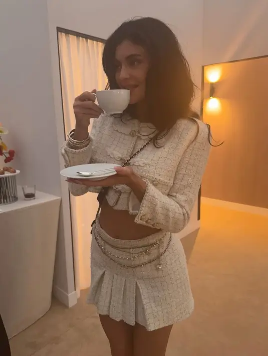 Paris Fashion Week kali ini memang menjadi pekan besar bagi dunia mode, dengan kehadiran bintang-bintang besar seperti Jennifer Lopez di Sundance Film Festival, serta Pamela Anderson dan Tyla yang turut meramaikan acara couture di Paris. Namun, Kylie Jenner berhasil mencuri perhatian tersendiri dengan kemunculannya di Grand Palais dalam balutan busana Chanel yang penuh gaya.  [IG: @kyliejenner].