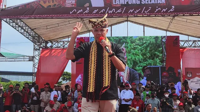 Capres Ganjar Pranowo menyapa relawan Srikandi dan pendukung Ganjar-Mahfud pada hajatan rakyat di lapangan Expo GWH Kalianda, Lampung Selatan, Senin (22/1/2024).