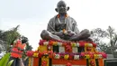 Seorang pekerja kebersihan menyapu di depan patung Mahatma Gandhi pada hari peringatan kematiannya di Hyderabad, India, Senin (30/1/2023). Mahatma Gandhi lahir pada 2 Oktober 1869 dari keluarga pejabat India. Ibunya seorang yang religius dan mengajarkan moral antikekerasan pada Gandhi. (NOAH SEELAM/AFP)