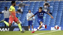 Gelandang Chelsea, Christian Pulisic, mencetak gol ke gawang Manchester City pada laga Premier League di Stadion Stamford Bridge, Kamis (25/6/2020). Chelsea menang 2-1 atas Manchester City. (AP Photo/Adrian Dennis)