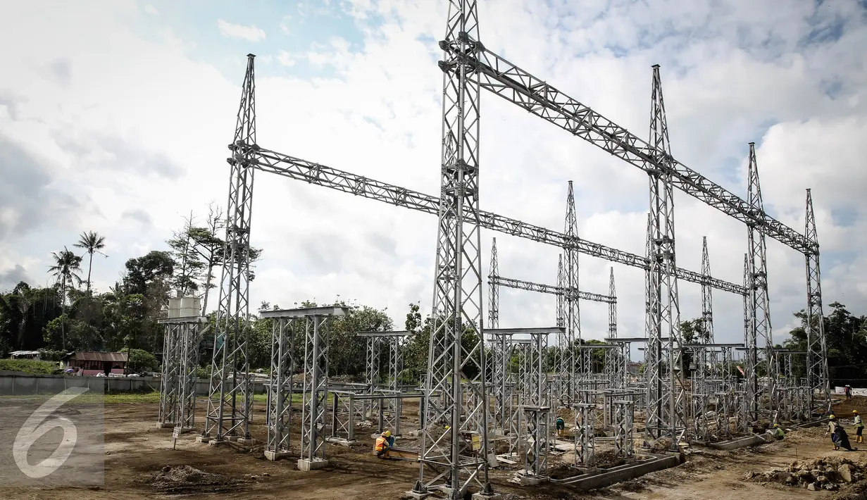Tiang pemancang terpasang di pembangunan PLTP Unit 5 &  6 di Tompaso, Sulut, Rabu (30/3). PT Pertamina Geothermal Energy (PGE) terus mengembangkan energi yang berfokus pada Pembangkit Listrik Tenaga Panas Bumi (PLTP). (Liputan6.com/Faizal Fanani)