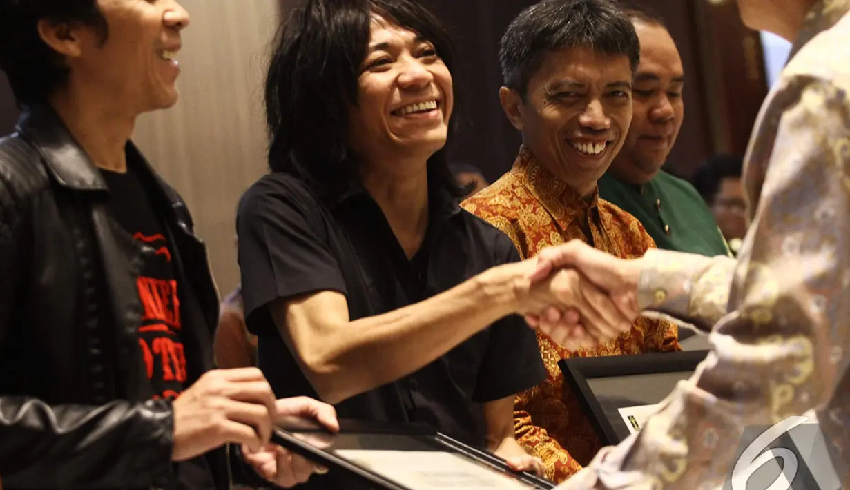 Slank mendapat penghargaan di Konvensi Nasional Kebangkitan Hak Kekayaan Intelektual dan Ekonomi Kreatif, Jakarta, Selasa (25/11/2014). (Liputan6.com/Faizal Fanani)