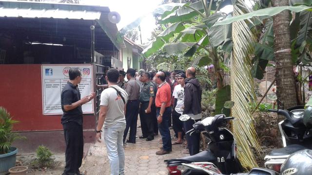 Warga Majenang sudah lama geram kepada WNA Singapura, pelaku kekerasan terhadap anak dan istrinya. (Liputan6.com/Haryadi/Muhamad Ridlo)