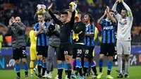 Para pemain Inter Milan menyapa supporter pada akhir laga saat menghadapi Barcelona pada pertandingan Grup F Liga Champions di Stadion San Siro, Milan, Italia, Selasa (10/12/2019). Barcelona menang 2-1. (AP Photo/Luca Bruno)