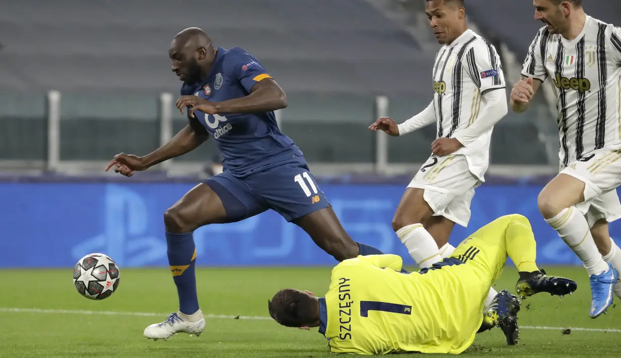 Pemain Porto, Moussa Marega, melewati kiper Juventus, Wojciech Szczesny, pada laga Liga Champions di Stadion  Allianz, Rabu (10/3/2021). Juventus tersingkir karena skor agregat 4-4. (AP/Luca Bruno)