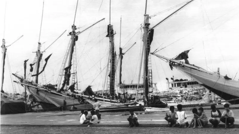 Kapal Pinisi saat bersandar di pelabuhan Paotere, Makassar tahun 1994 (Wikipedia/Copyrighted free use)