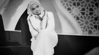Berhijab, Rina Nose Mengandalkan Baju-Baju Lama