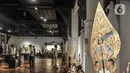 Pengunjung mengamati salah satu koleksi wayang yang ditampilkan dalam pameran 'Wayang Rupa Kita' di Bentara Budaya, Palmerah, Jakarta, Senin (22/11/2021). Pameran dikemas menarik dan relevan dengan fenomena yang dihadapi saat ini. (merdeka.com/Iqbal S. Nugroho)