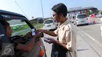 Petugas Lintas Marga Sedaya (LMS) menghampiri pengendara untuk menagih uang tol di pintu keluar Pejagan, Jawa Tengah, Sabtu (2/7). Sistem 'jemput bola' pembayaran tiket tol itu untuk mengurai kemacetan saat arus mudik. (Liputan6.com/Angga Yuniar)