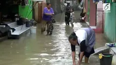 Masyarakat yang terkena banjir di Subang mengaku kekurangan air bersih. Untuk memasak dan mencuci, mereka terpaksa gunakan air banjir.