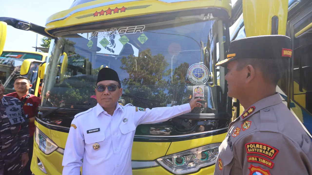 Wakil Bupati Banyuwangi Mujiono tijau armada bus yang dilakukan ramp check (Istimewa)