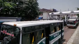 Terminal bus Kota Tua tidak berfungsi maksimal dikarenakan banyaknya bus yang menurunkan penumpang di jalan, Jakarta, (9/9/14). (Liputan6.com/Faizal Fanani)