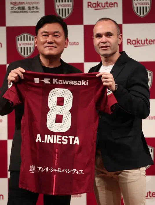 Mantan pemain Barcelona, Andres Iniesta (kanan) bersama pemilik klub Vissel Kobe, Hiroshi Mikitani memegang seragam Vissel Kobe saat konferensi pers di Tokyo, Jepang, Kamis (24/5). Iniesta resmi bergabung dengan Vissel Kobe. (Behrouz MEHRI/AFP)