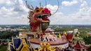Pemandangan udara pada 11 September 2020 menunjukkan kuil Budha Wat Samphran (Kuil Naga) di Nakhon Pathom, sekitar 40 km sebelah barat Bangkok. Kuil Buddha ini menjadi salah satu destinasi wisata di Thailand karena memiliki arsitektur menakjubkan. (Photo by Mladen ANTONOV / AFP)