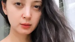 Meski Della Puspita kerap tampil dengan riasan tebal di layar kaca, penampilan pemain sinetron Pengantin Dini ini saat tanpa makeup disebut makin memesona. (FOTO: instagram.com/dellapuspita00/)