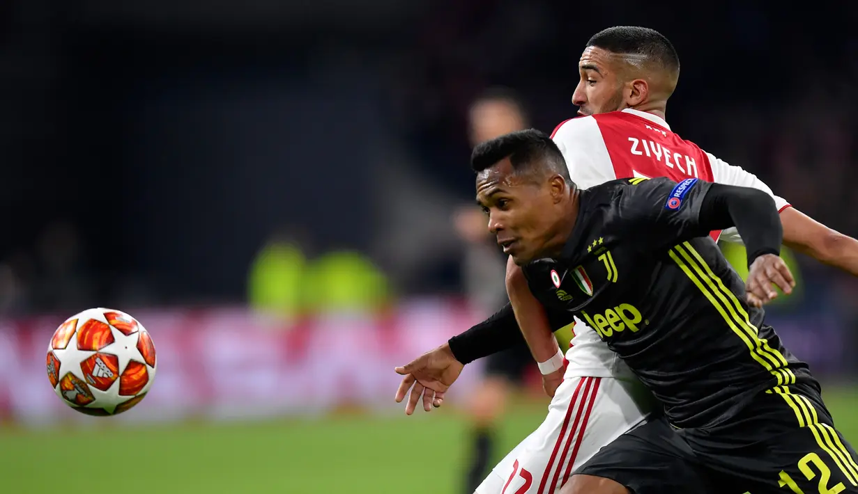 Pemain Ajax Amsterdam, Hakim Ziyech berebut bola dengan pemain Juventus, Alex Sandro pada laga pertama perempat final Liga Champions 2018-2019 di Amsterdam Arena, Rabu (10/4). Juventus harus puas bermain imbang 1-1 di kandang Ajax Amsterdam. (AP/Peter Dejong)