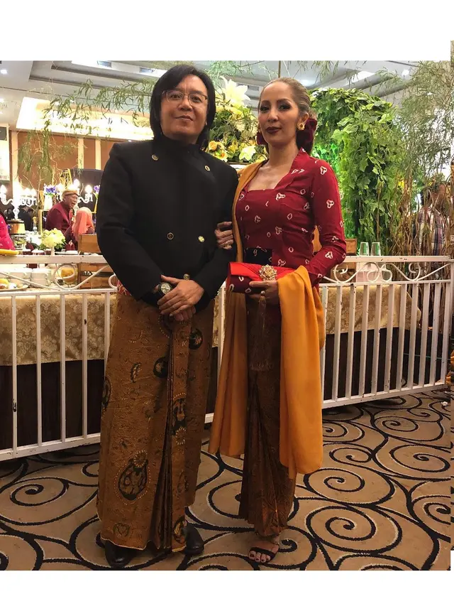 Jarang Terekspos, Ini 6 Momen Manis Ari Lasso dan Istrinya