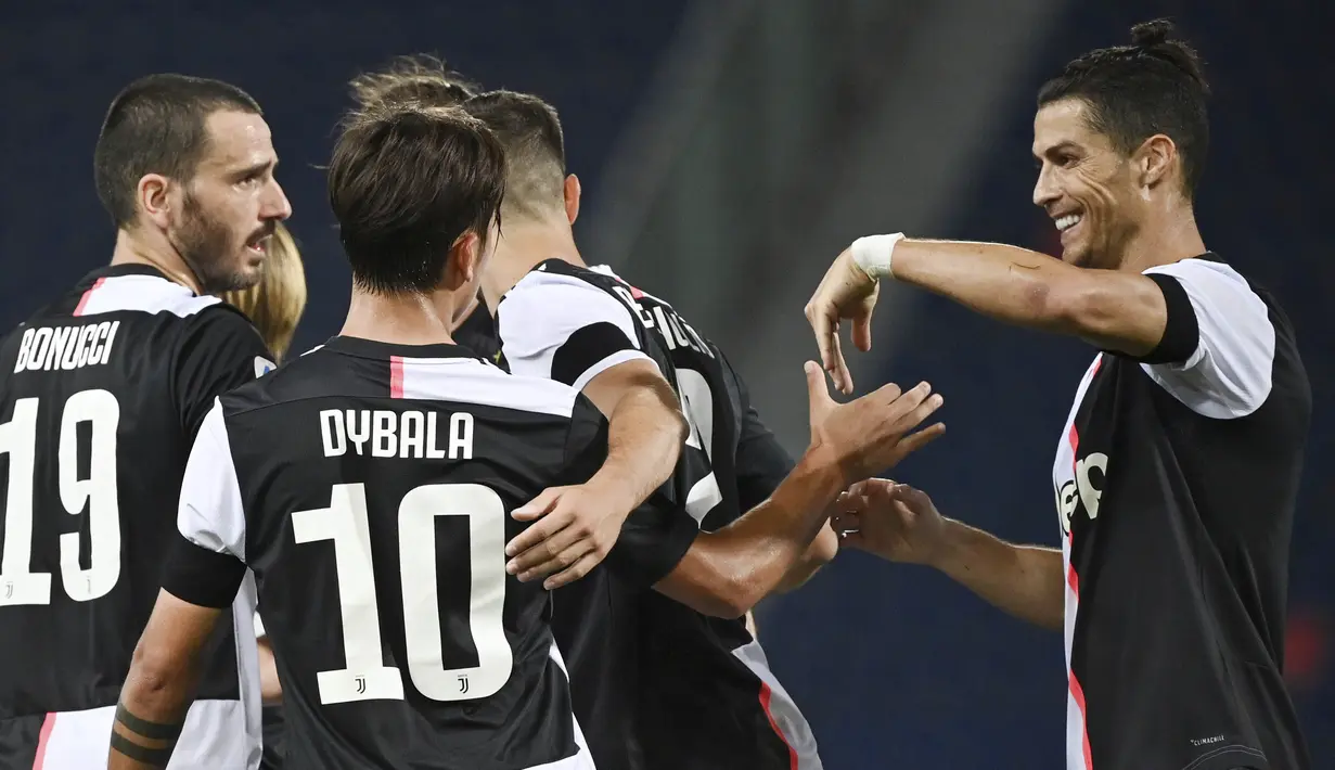 Striker Juventus, Cristiano Ronaldo, melakukan selebrasi bersama Paulo Dybala usai membobol gawang Bologna pada laga Serie A di Stadion Renato Dall'Ara, Senin (22/6/2020). Juventus menang 2-0 atas Bologna. (AP/Massimo Paolone)