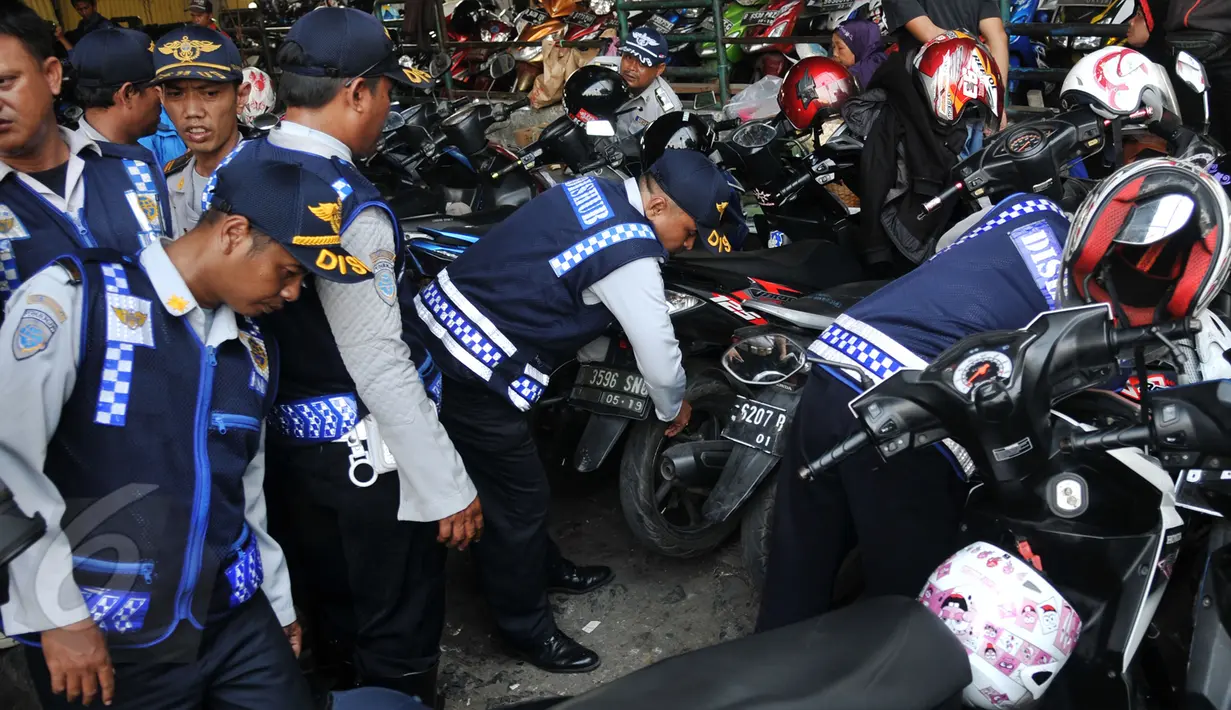 Petugas Dinas Perhubungan DKI Jakarta melakukan razia parkir liar di kawasan Tanah Abang, Jakarta, Rabu (3/6/2015). Meski sudah disosialisasikan, kenyataannya masih banyak orang yang tak menghiraukan peraturan tersebut. (Liputan6.com/Johan Tallo)