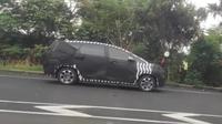 Mobil dengan bodi berbalut kamuflase yang diduga calon MPV terbaru Hyundai tertangkap kamera di tol arah Cirebon. (ZigWheels)