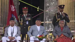 Sebelumnya, Sushila Karki resmi dilantik sebagai perdana menteri baru Nepal pada Jumat (12/9/2025). Ia resmi menjadi PM perempuan pertama di Nepal. (AP Photo/Niranjan Shrestha)
