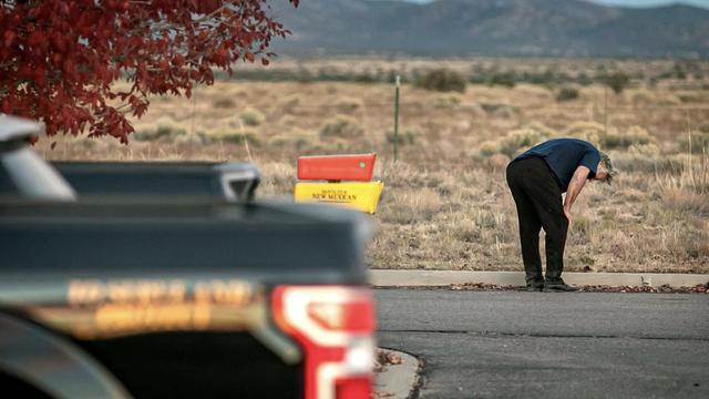 Alec Baldwin menangis di luar kantor sheriff