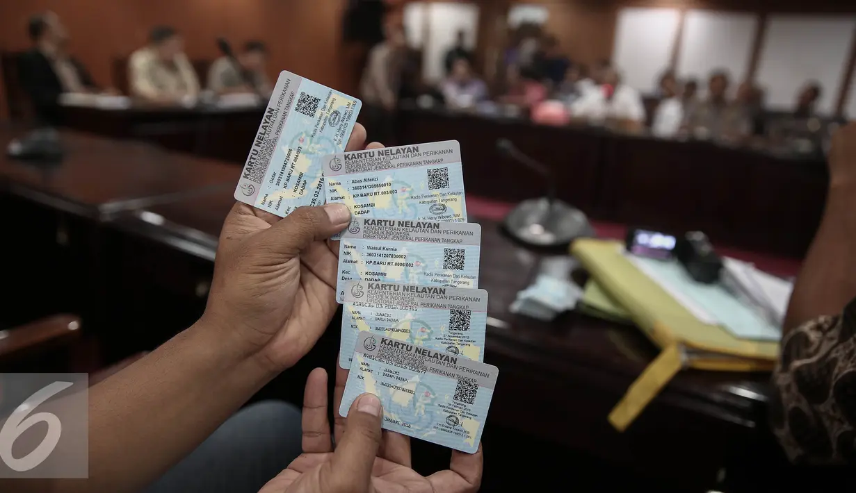 Sejumlah kartu nelayan diperlihatkan saat Bupati Tangerang, Ahmed Zaki Iskandar dipanggil Ombudsman Republik Indonesia (ORI) di Jakarta, Jumat (20/5). Warga Kampung Nelayan Dadap menolak keras rencana penggusuran tersebut. (Liputan6.com/Faizal Fanani)