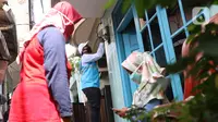 Petugas PLN melakukan pencatatan meteran listrik di rumah warga kawasan Kebayoran Baru, Jakarta, Selasa (30/6/2020). PLN memastikan seluruh petugas dikerahkan mencatat ke rumah pelanggan pascabayar untuk digunakan sebagai dasar perhitungan tagihan listrik bulan Juli 2020. (Liputan6.com/Angga Yuniar)