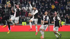 (Dari kiri) Pemain Juventus Gianluigi Buffon, Gonzalo Higuain, Cristiano Ronaldo, Leonardo Bonucci dan Miralem Pjanic menyapa penonton usai mengalahkan AS Roma pada pertandingan Coppa Italia di Turin, Italia, Rabu (22/1/2020). Juventus menggilas AS Roma dan lolos ke semifinal. (Marco Bertorello/AFP)