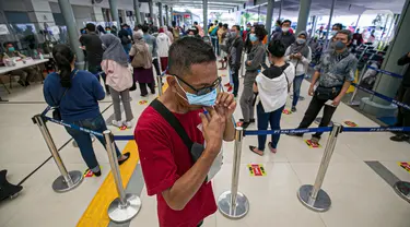 Calon penumpang kereta api antre untuk tes COVID-19 dengan GeNose C19 di Stasiun Pasar Senen, Jakarta, Jumat (5/2/2021). Hasil tes tersebut kemudian menjadi dokumen syarat perjalanan para penumpang KA. (Liputan6.com/Faizal Fanani)