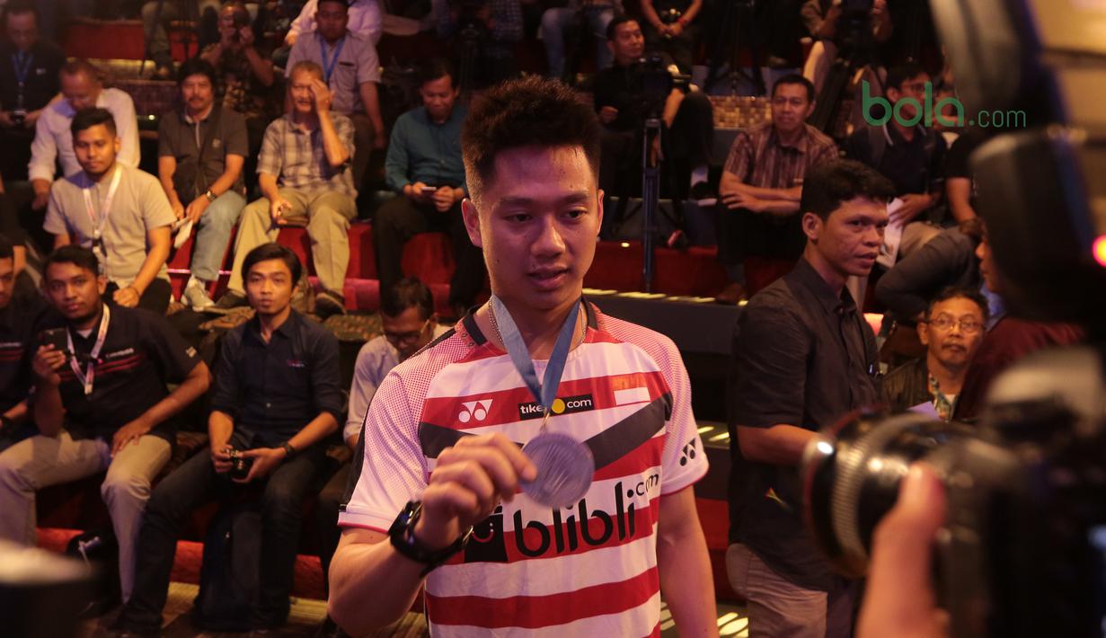 Kevin Sanjaya menunjukan medalinya saat menerima penghargaan dari Djarum Foundation atas prestasi gemilang pada ajang All England 2018 di Grand Indonesia, Jakarta (28/3/2018). Kevin menerima deposito sebesar Rp 200 juta. (Bola.com/Nick Hanoatubun)