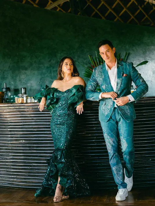Dominasi warna hijau tetap membuat pasangan ini tampil berkelas. Mike Lewis tampil formal kasual dengan setelan jas bermotif dan sneaker putih. Sementara Janisaa elegan dengan tube dress berdetail ruffle di lengan dan bagian bawah (instagram/mikelewis)