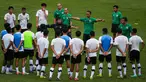 Pelatih Timnas Indonesia U-22, Indra Sjafri memimpin pemusatan latihan untuk SEA Games 2023 yang berlangsung di Lapangan A, Kompleks Stadion Utama Gelora Bung Karno (SUGBK), Jakarta, Kamis (02/03/2023). Pemusatan latihan ini akan berlangsung dari tanggal 1-16 Maret 2023. (Bola.com/Bagaskara Lazuardi)
