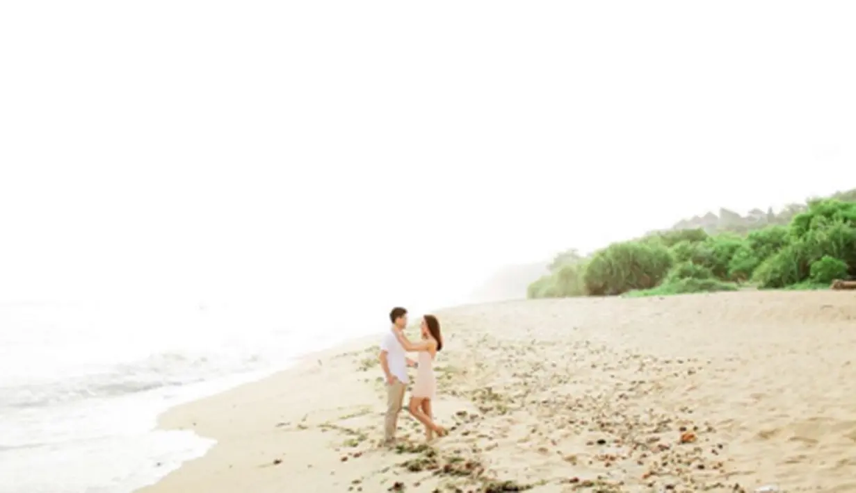 Pantai indah di pulau dewata, Bali pun menjadi saksi keromantisan antara Nabila Syakieb dan Reshwara, lelaki yang berhasil mencuri hati Nabila. Tak hanya tampan, Reshwara juga merupakan atlet berkuda yang berprestasi. (via instagram/@nsyakieb85)