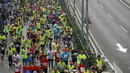 Ribuan pelari memenuhi ruas jalan saat Beijing International Marathon di Beijing, China, Minggu (20/9/2015). Sekitar 30.000 pelari ikut ambil bagian dalam acara yang berlangsung tiap tahun. (REUTERS/Kim Kyung-Hoon)