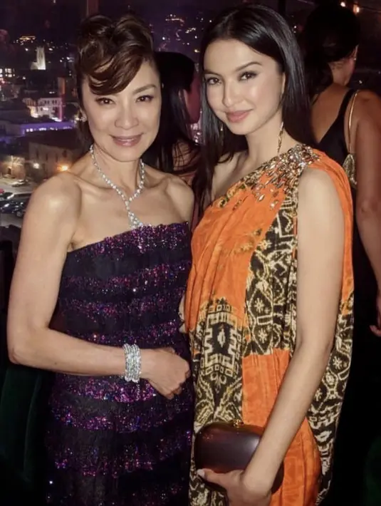Bahkan ia pun bertemu dengan Michelle Yeoh penerima Piala Oscar. Kala itu, ia mengenakan one shoulder orange mirip kain Bali. Credit:  (@ralineshah)