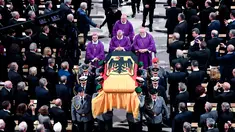 Tentara membawa peti jenazah mantan Kanselir Jerman Helmut Kohl setelah requiem di katedral Speyer, Jerman (1/7). Helmut Kohl, meninggal dunia pada usia 87 tahun. (Arne Dedert / Pool Photo via AP)
