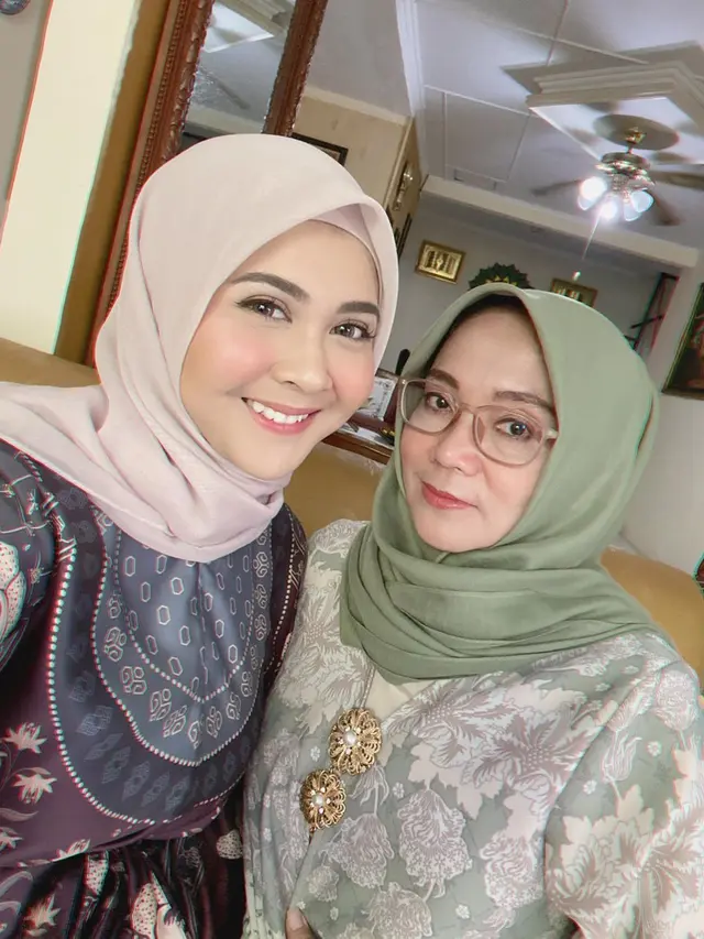 6 Potret Kedekatan Kesha Ratuliu dan Calon Ibu Mertua, Mantu Idaman