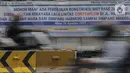 Spanduk pemberitahuan terkait penerapan rekayasa lalu lintas lawan arah atau contraflow terpasang di Jalan Gajah Mada, Jakarta, Kamis (31/8/2023). (Liputan6.com/Herman Zakharia)
