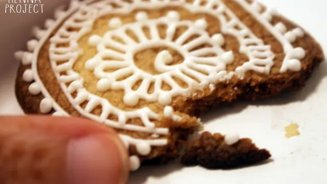 Seniman Ini Buat Pola Henna di Atas Macaron, 6 Hasilnya Super Keren