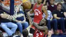 Pemain Toronto Raptors, DeMarre Carroll, berusaha mencetak angka saat melawan Cleveland Cavaliers pada laga pramusim NBA di Quicken Loans Arena, Jumat (14/10/2016). (Reuters/David Richard-USA TODAY Sports)