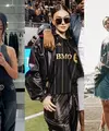 Agnez Mo jadi penyanyi yang lekat dengan penampilan oversized. Baik itu untuk manggung maupun dalam aktivitas sehari-hari. Meski demikian, tampilannya tetap terlihat stylish [@agnezmo]