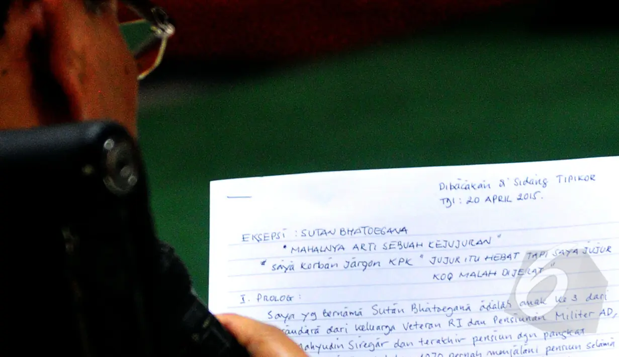 Sutan Bhatoegana membacakan nota keberatan atau eksepsi yang diberi judul 'Mahalnya Arti Sebuah Kejujuran' untuk dakwaan jaksa penuntut umum pada KPK di Pengadilan Tipikor, Jakarta, Senin (20/4/2015). (Liputan6.com/Yoppy Renato)