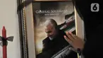 Warga mengusap foto Panglima Garda Revolusi Iran Jenderal Qasem Soleimani di Kedubes Iran, Jakarta, Selasa (7/1/2020). Kedubes Iran membuka kunjungan bagi warga Indonesia untuk mengucapkan belasungkawa atas kepergian Jenderal Qassim Sulaimani. (merdeka.com/Iqbal S. Nugroho)