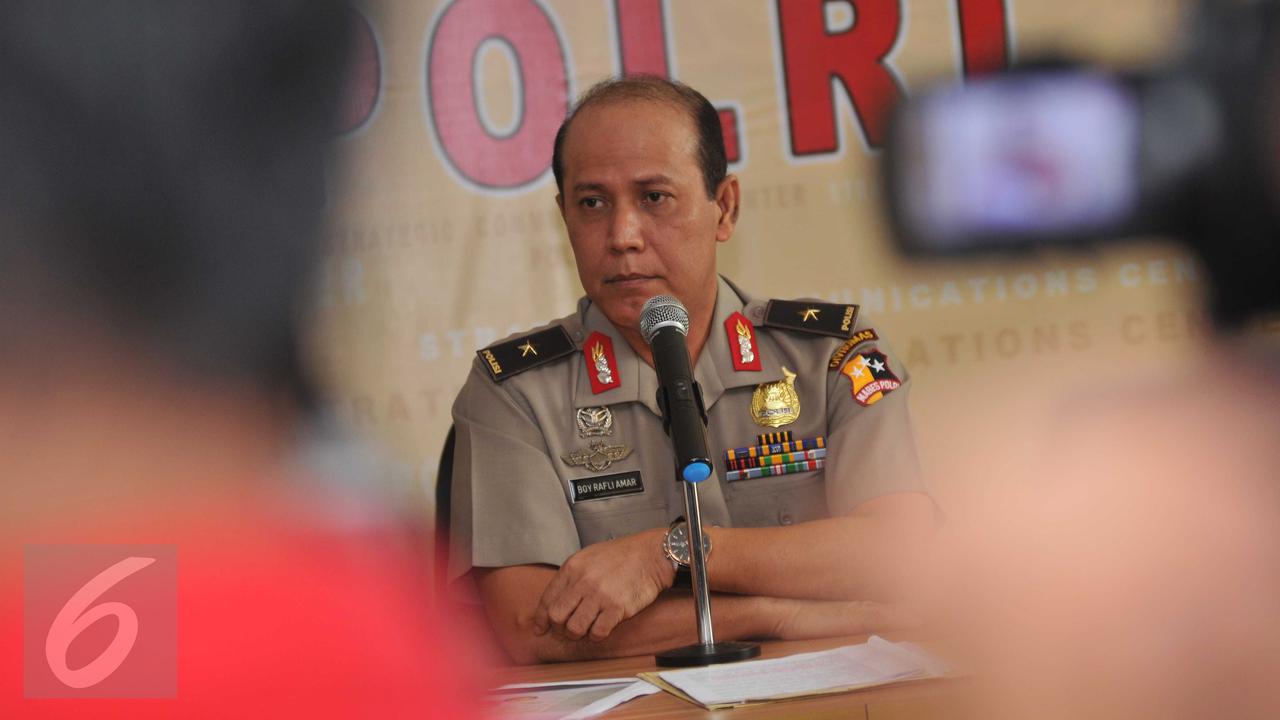 20160422-Polri Beberkan Foto Proses Pemulangan Terpidana Kasus Bank Century