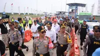 Kapolri Jenderal Tito Karnavian saat meninjau Gerbang Tol Brexit (Liputan6.com/Fajar)