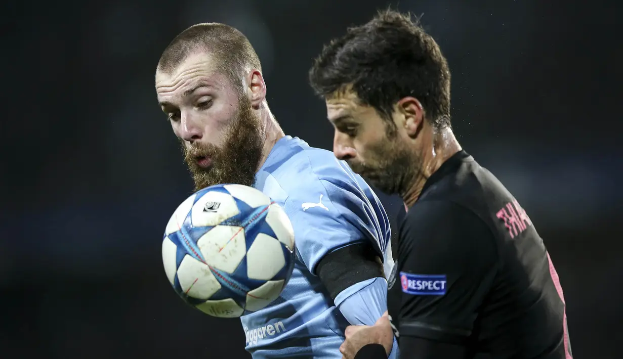 Pemain Malmo FF, Jo Inge Berget, berebut bola dengan pemain PSG, Thiago Motta, pada laga Liga Champions di Swedia, Rabu (25/11/2015) WIB dini hari. (AFP Photo/Andreas Hillergren)