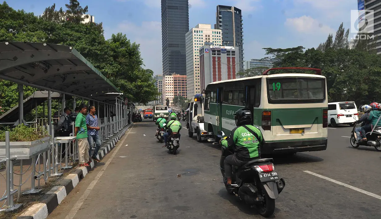 Petugas Dinas Perhubungan (Dishub) DKI Jakarta menderek bus Kopaja yang ngetem di kawasan Stasiun Sudirman, Jakarta (17/7). Razia ini digelar untuk menyambut Asian Games Agustus mendatang. (Merdeka.com/Arie Basuki)